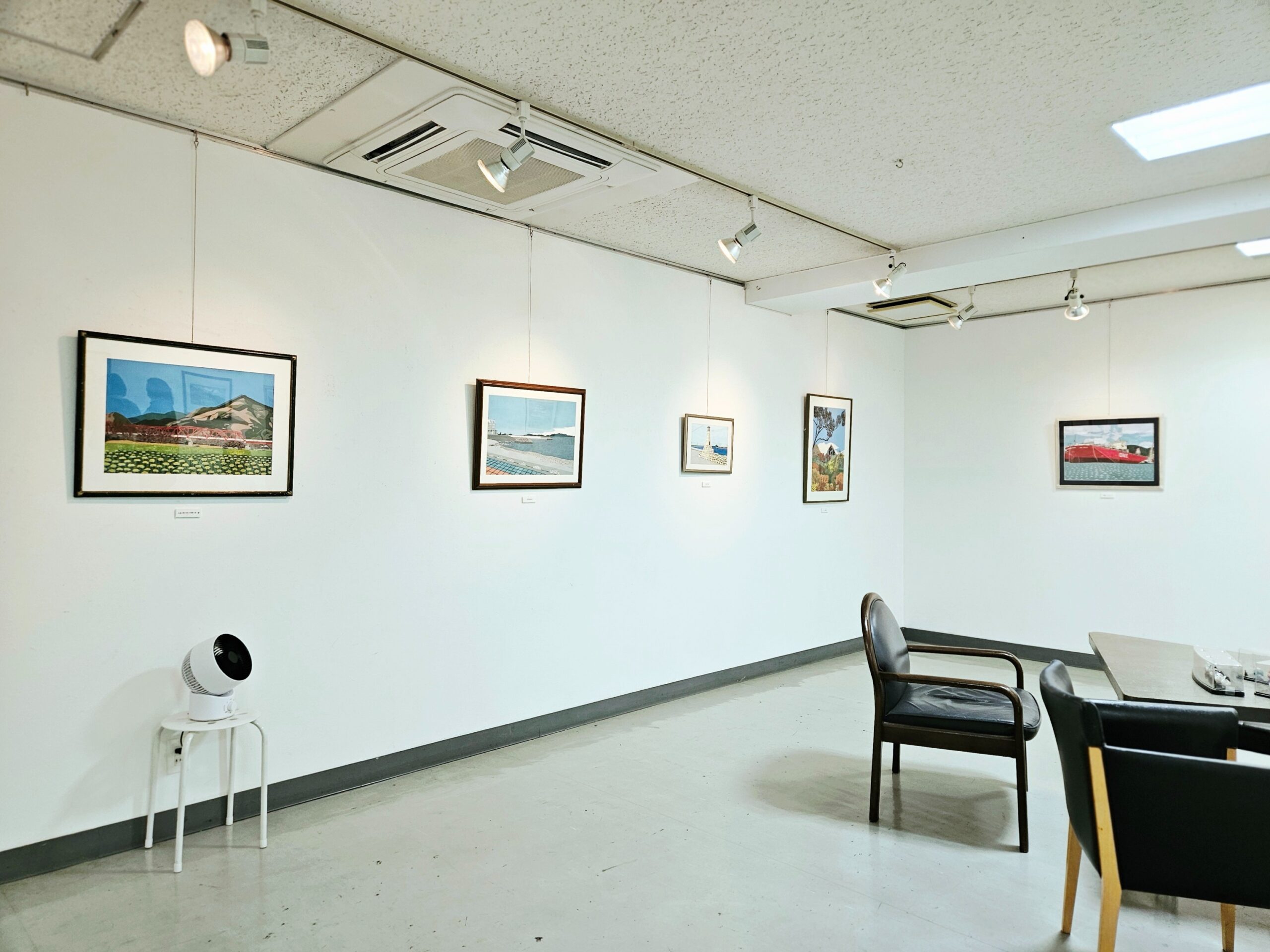 会場壁面に並ぶ大石涼の絵画