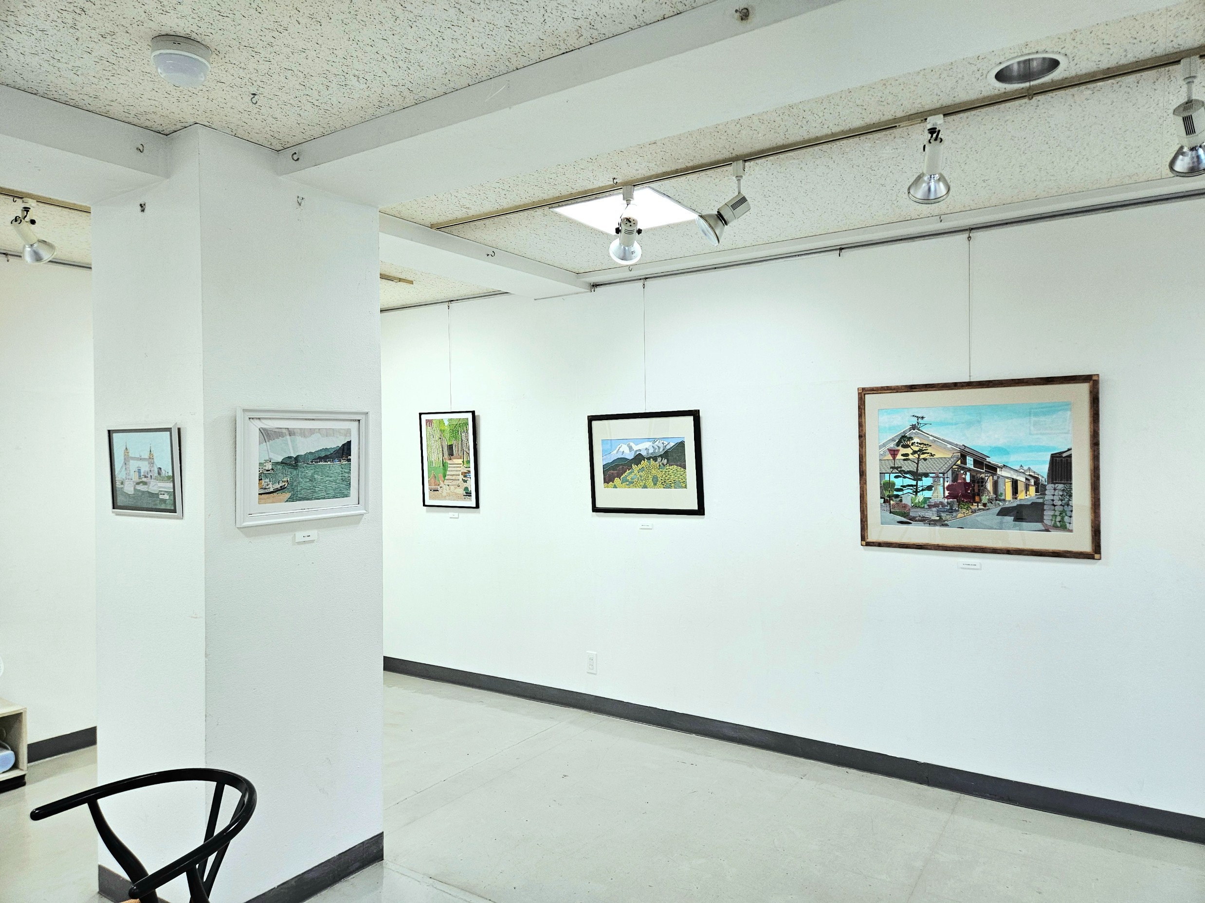 愛媛の風景画が並ぶ展示室