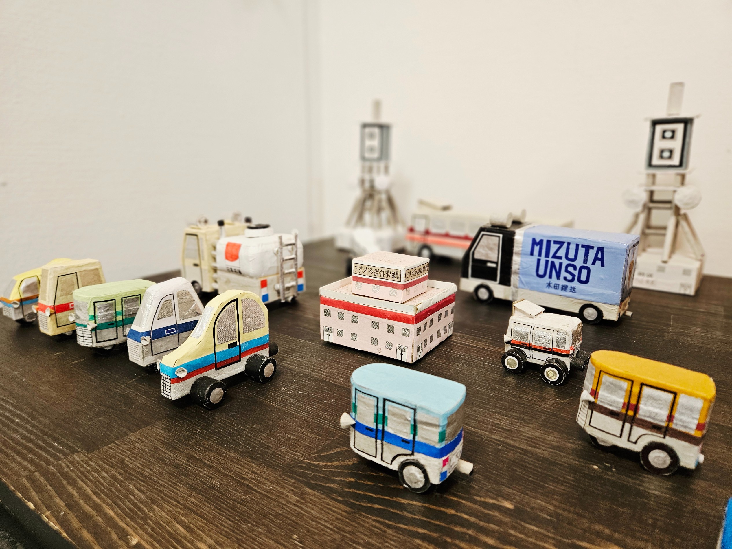 車やバスなどをかたどった大石涼の立体作品